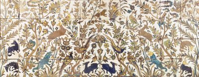 Painel de azulejos curda seca, composto por quatro fileiras de dez azulejos, pintados com vegetação habitada por pássaros, veados e leões, século XVII de Persian School