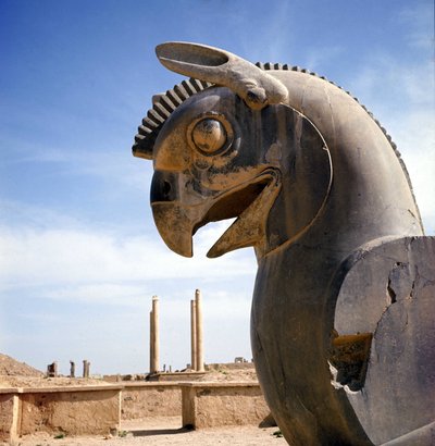 Um grifo, criatura lendária meio águia, meio leão. Coluna da Apadana, grande sala de audiências, superada por estas capitais, palácio de Dario I, Persepolis, Irão. de Persian School