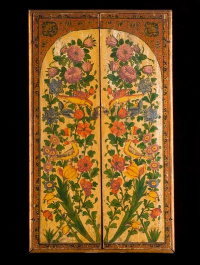 Um grande espelho lacado policromado Qadjar, com as portas fechadas para revelar os painéis decorados de Persian School