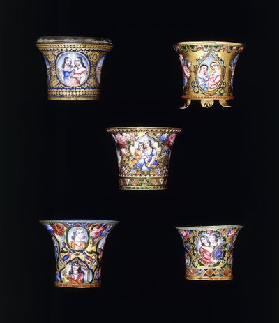 Uma seleção de taças narguilé esmaltadas de ouro Qajar, pintadas com painéis de um ou dois retratos, do século XIX de Persian School