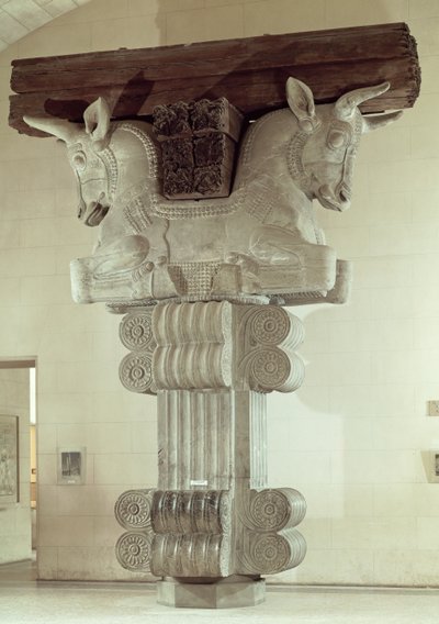 Capital em estilo persa a partir de uma coluna no Apadana, do Palácio de Dario, o Grande em Susa, Irã, c.500 aC (calcário) (ver também 71508) de Persian School