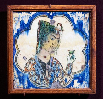 Azulejo cerâmico retratando jovem mulher segurando vaso, civilização persa de Persian School