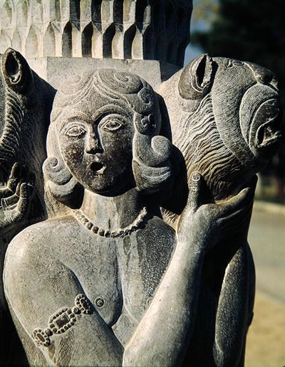 Detalhe de uma figura segurando um leão, Dinastia Safavid (pedra) de Persian School