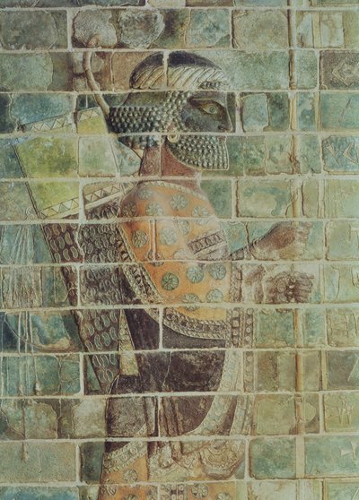 Detalhe de um arqueiro de um friso, do Palácio de Dario, o Grande (548-486 aC) em Susa, Irã, Período Aquemênida, c.500 aC (tijolos vidrados) de Persian School
