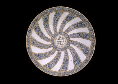 Prato dedicado a Nizam al-Sultanah, governador do Fars, Irã, 1311 (louça de barro com esmalte policromado) de Persian School