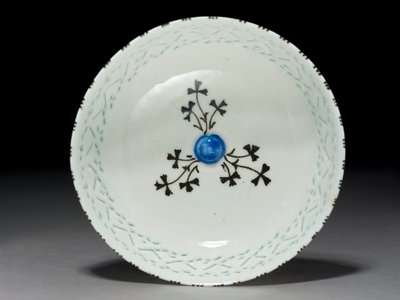 Gombroon Bowl, Irã, período Safávida, (pasta de pedra com decoração furada e underglaze preto) de Persian School