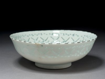 Gombroon Bowl, Irã, período safávida (pasta de pedra com decoração furada e underglaze preto) de Persian School