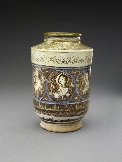 Jarra com Harpias, início do século 13 (corpo de frita, pintado com brilho e azul cobalto em um esmalte branco opaco) de Persian School