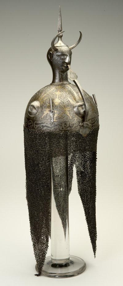 Kulah Khud, capacete, c.1700, alterado em 1800 (ferro com incrustações de ouro e prata) de Persian School