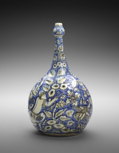 Garrafa com lóbulos com figuras e flores, meados do século 17 (lustreware com esmaltes opacos brancos e azuis cobalto) de Persian School