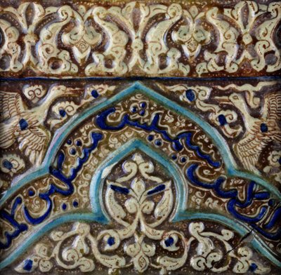 Telha de friso moldada feita para o palácio do sultão mongol Abaqa Khan, c.1270-75 (cerâmica, frita, underglaze e lustre overglaze) de Persian School