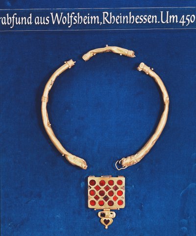 Pingente, do Tesouro do Túmulo de Wolfsheim, c.378 (ouro) de Persian School