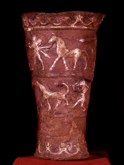 Arte persa: taça de prata incrustada com ouro de Hassanlu, século IX AC. Cenas de batalha na parte superior e cenas de caça na parte inferior. Teerão, museu arqueológico. de Persian School