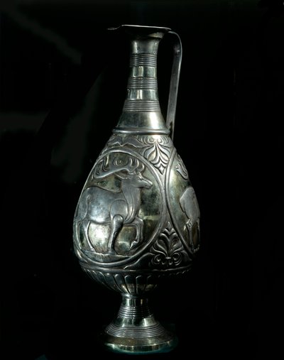Arte persa: decantador de prata decorado com medalhões representando veados. Século V-7. Coleção Particular de Persian School