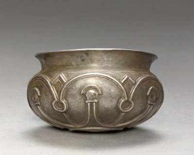 Tigela pré-aquemênida, século 6 aC (prata) de Persian School