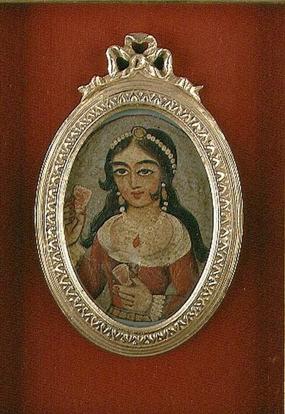 Busto redondo Qajar representando uma mulher enfeitada (óleo sobre tela) de Persian School