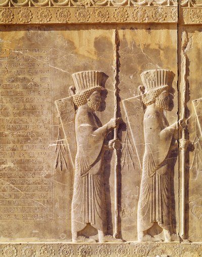 Relevo retratando dois arqueiros e uma antiga inscrição persa, da escadaria do Palácio de Dario, período aquemênico, século VI aC de Persian School