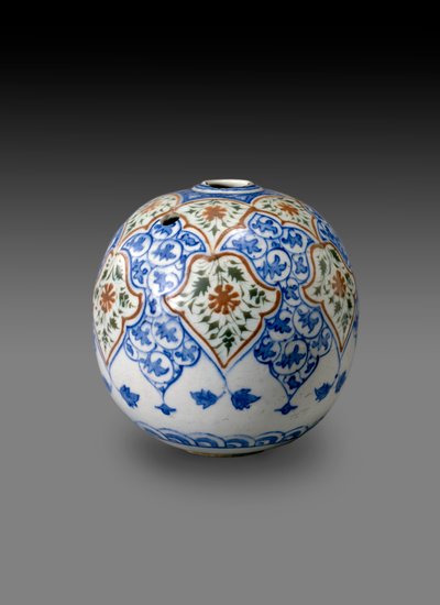 Kahlian Pipe Bowl esférico, provavelmente feito em Kerman, Irã, final do século XVII ou início do século XVIII (pasta de pedra com esmalte policromado) de Persian School