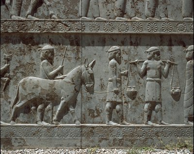 Os povos submissos trazem presentes a Dario I. Relevos da escadaria oriental dos Apadanos, século VI a.C. de Persian School