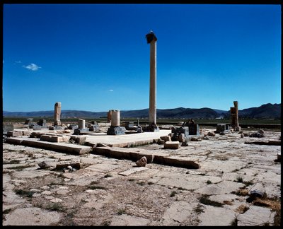 Vista dos restos mortais do primeiro palácio real, construído sob Ciro de Persian School