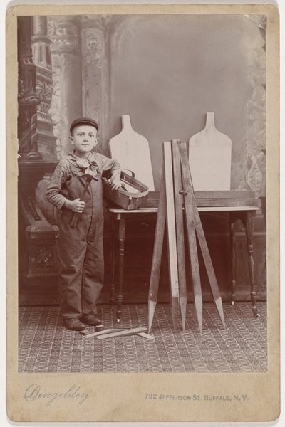 Retrato de um Ajudante de Carpinteiro,c. 1900 (foto) de Peter Dingeldey
