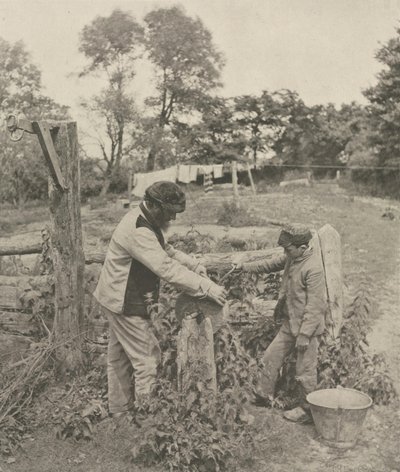 No Grindstone - Um Pátio Suffolk, 1888. de Peter Henry Emerson
