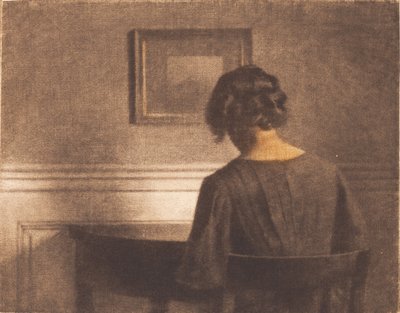 Moça por uma mesa semicircular de Peter Vilhelm Ilsted