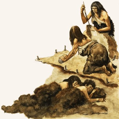 Uma família da Idade da Pedra raspa peles para fazer roupas de Peter Jackson