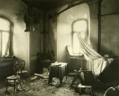 Revolução Russa de 1917: interior do Mosteiro Chudov no Kremlin de Moscovo após o bombardeamento de Novembro de 1917. Fotografia de Pyotr Petrovich Pavlov (1860-1925) de Petr Petrovich Pavlov