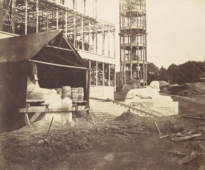 [Esculpindo uma Esfinge], 1854. de Philip Henry Delamotte