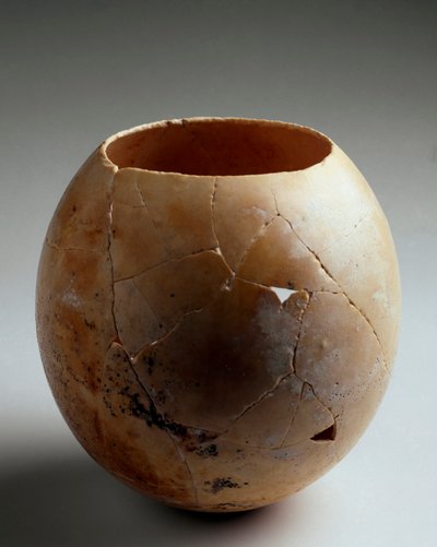 Arte Fenícia: ovo de avestruz vazio. De Laurita (Almunecar). Século VII AC. Dim. 13,2 cm Granada, Museo Arqueologico de Phoenician