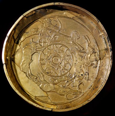 Arte Fenícia: prato de ouro decora cena de caça real. De Ras Shamra (Ugarit ou Ougarit) do século XIV a.C. Diâmetro 19 cm Paris, Museu do Louvre de Phoenician