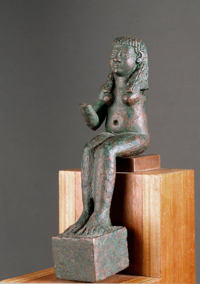 Arte Fenícia: representação da divindade Astarte. Escultura em bronze do século VII a.C. Do santuário de Carambolo, em Espanha. Dim. 16 cm Sevilha, museu arqueológico. de Phoenician