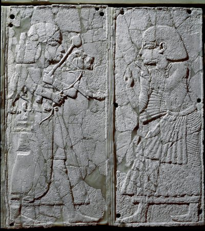 Civilização fenícia: ornamento de cama decorado com um baixo relevo de marfim representando um guarda que apresenta ao rei um leão. Do local de Ugarit ou Ugarit, antiga citação síria sobre o Tell de Ras Shamra. Século XIV a.C. Sol 24 cm Damasco, Nacional de Phoenician