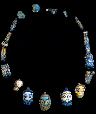 Colar em pasta de vidro com pingentes representando cabeças barbudas, originalmente de Olbia, agora conservado no Museu Nacional Arqueológico de Cagliari de Phoenician Phoenician