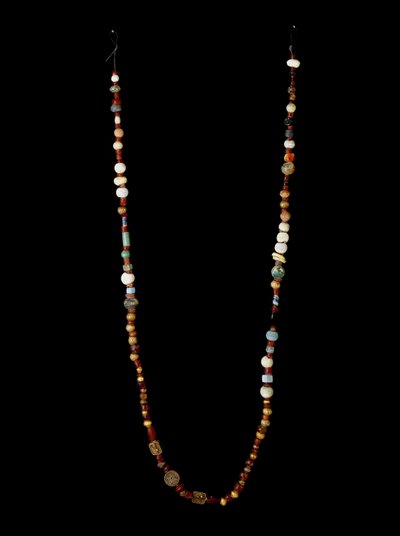 Civilização fenícia: colar de ouro, prata, carneliano e pasta de vidro. Dim. 97 cm Século VI a.C. Museu de Cartagena, Espanha de Phoenician School