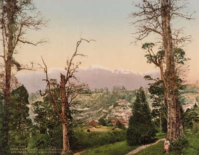 Darjeeling. Kinchinjunga e a Neve do Parque de Beechwood de Photoglob Co. (Zurich, active c. 1890 1910)