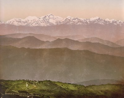 Darjeeling. Kinchinjunga e a Neve de Kutcherry Hill de Photoglob Co. (Zurich, active c. 1890 1910)