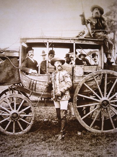 Buffalo Bill Cody (1846-1917) e o seu treinador de Deadwood (foto a p/b) de Photographer American