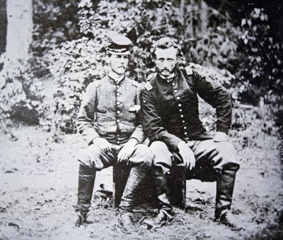 Retrato do Tenente George A. Custer (1839-1876) (sem chapéu) com o seu Tenente POW Washington do Exército Confederado, capturado em Maio de 1862 (foto a p/b) de Photographer American