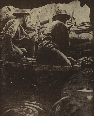 Soldados australianos num poço de espingardas cheio de água, Sanananda, Nova Guiné, Segunda Guerra Mundial de Photographer Australian
