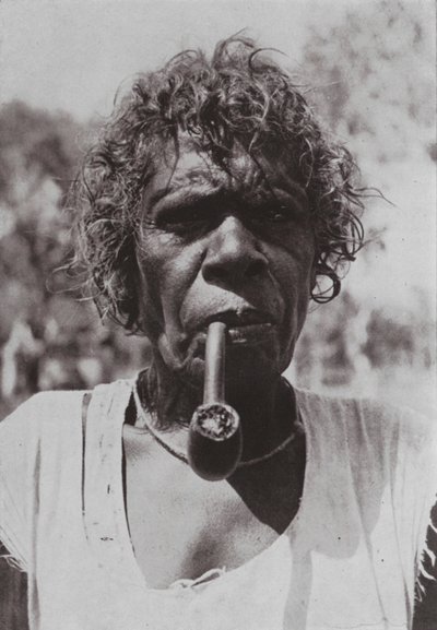 Dusky Lily fuma o Cachimbo da Paz (foto a p/b) de Photographer Australian