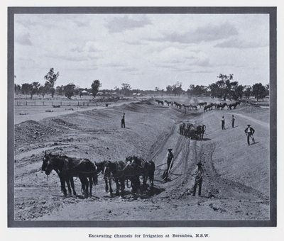 Canais de Escavação para Irrigação em Berembea, NSW (foto a p/b) de Photographer Australian