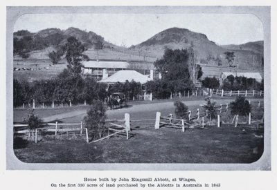 Casa construída por John Kingsmill Abbott, em Wingen, nos primeiros 330 acres de terreno comprado pelos Abbotts na Austrália em 1843 (foto a p/b) de Photographer Australian