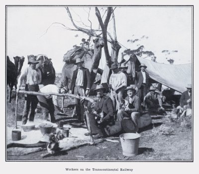 Trabalhadores da Ferrovia Transcontinental (foto a p/b) de Photographer Australian