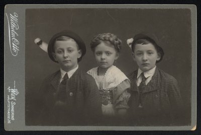 Retrato de três crianças austríacas (foto a p/b) de Austrian Photographer