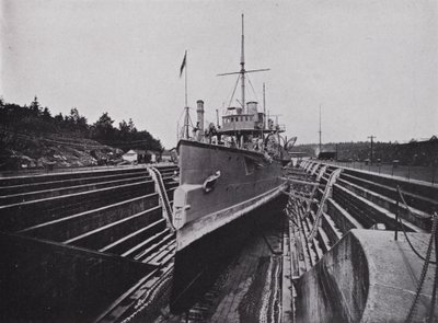 HMS "Flora", em Dock, Esquimalt, British Columbia (foto a p/b) de Photographer Canadian