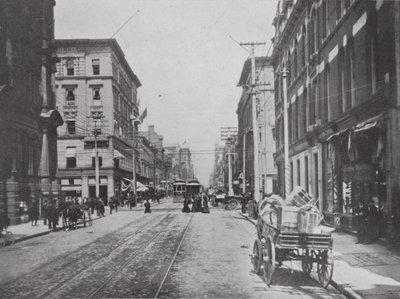 Looking Up Yonge Street, Corner of King, Toronto (foto a p/b) de Photographer Canadian