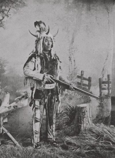 Traje de índio pedregoso na guerra (foto a p/b) de Photographer Canadian
