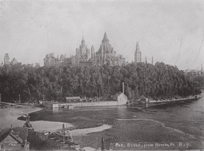 Os Edifícios do Parlamento, Ottawa, de Nepean Point (foto a p/b) de Photographer Canadian
